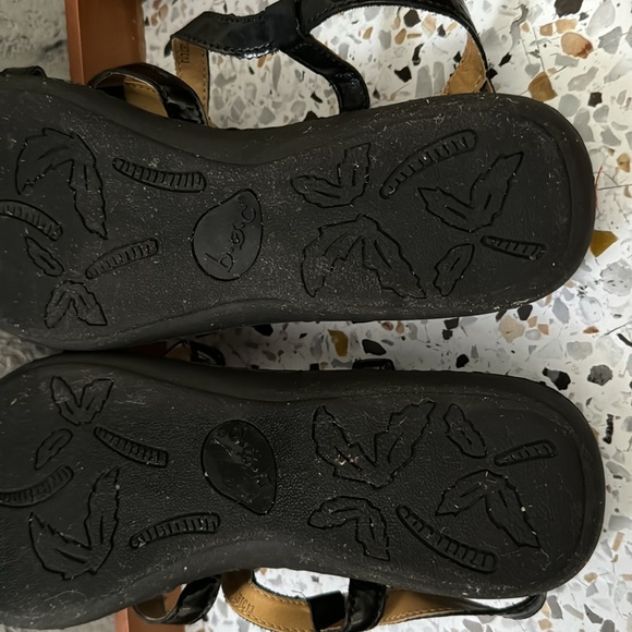 b.o.c. Born Concepts black patent strappy sandals 8M - Picture 3 of 8